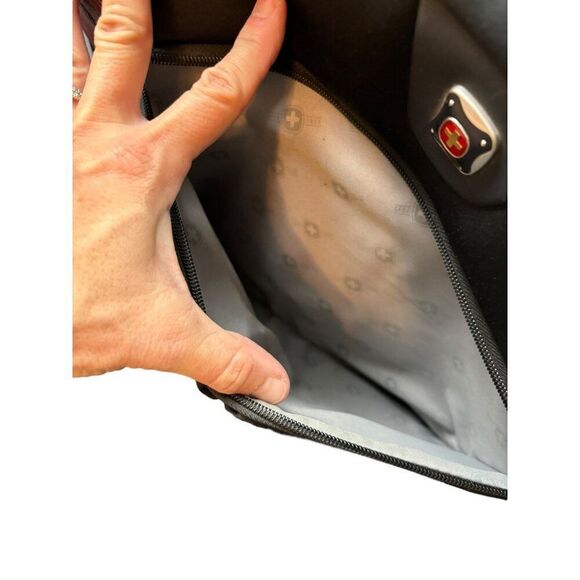 SwissGear - Sherpa Slimcase Messenger Laptop Case - Burgundy Model:GA-7500-01F00 - Picture 3 of 16